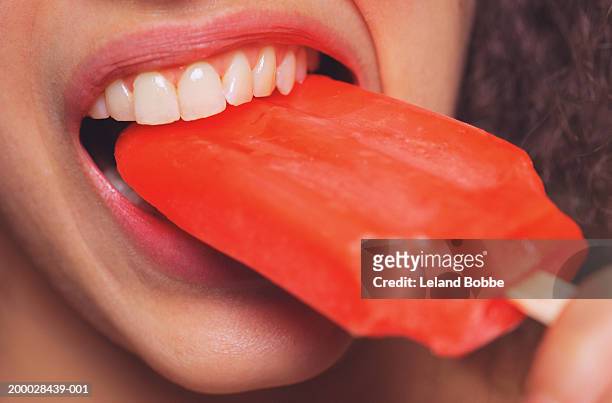 young woman eating popsicle, close up - perception sensorielle photos et images de collection