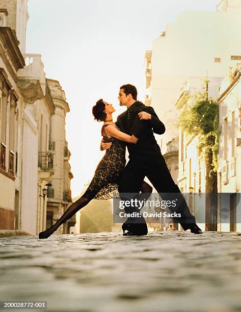 couple dancing tango in street - buenos aires tango stock pictures, royalty-free photos & images