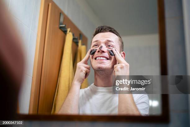 men skincare routine - spa czech republic stock pictures, royalty-free photos & images