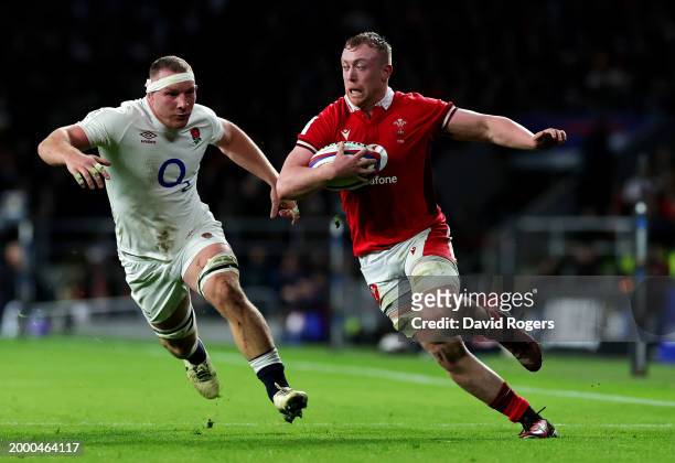 Tommy Reffell of Wales makes a break from Sam Underhill of England during the Guinness Six Nations 2024 match between England and Wales at Twickenham...
