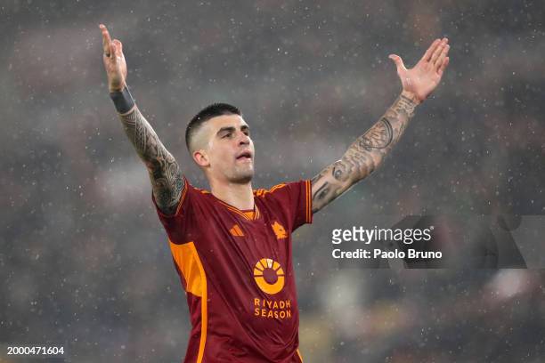 Gianluca Mancini of AS Roma celebrates scoring his team's first goal during the Serie A TIM match between AS Roma and FC Internazionale at Stadio...