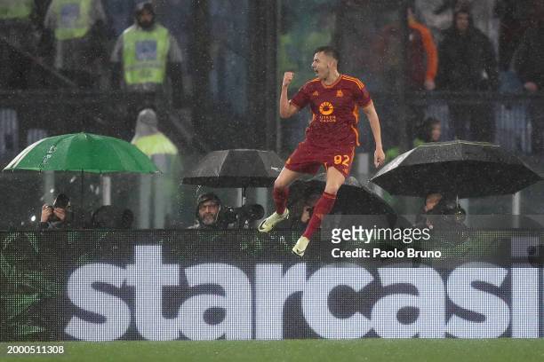 Stephan El Shaarawy of AS Roma celebrates scoring his team's second goal during the Serie A TIM match between AS Roma and FC Internazionale at Stadio...