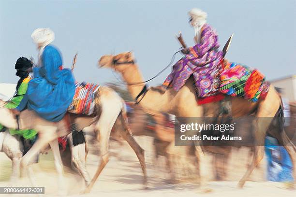 mali, timbuktu, sahara desert, tuareg camel riders (blurred motion) - camel active fotografías e imágenes de stock