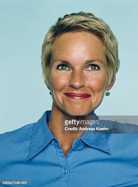 mature businesswoman smiling, close up - blaues hemd stock-fotos und bilder
