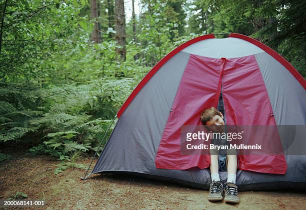 young boy (6-8) sitting in tent, portrait - open day 6 fotografías e imágenes de stock