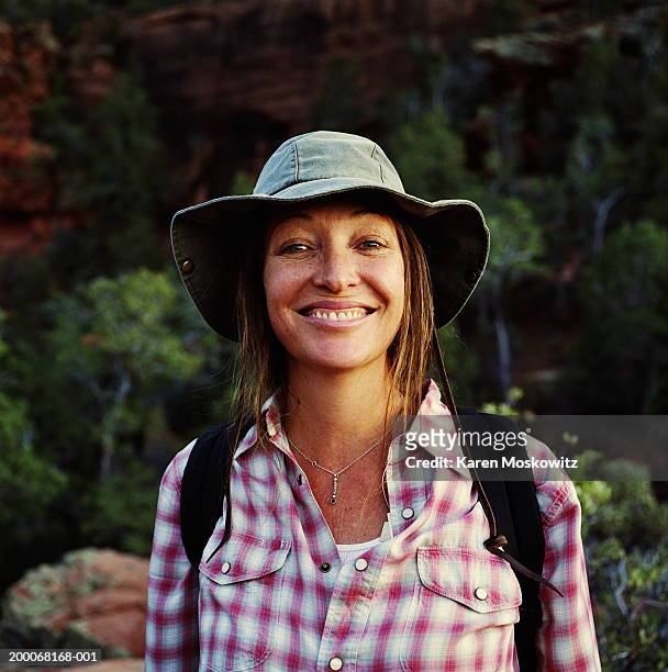 hiker wearing backpack, smiling, portrait - turismo ecológico fotografías e imágenes de stock