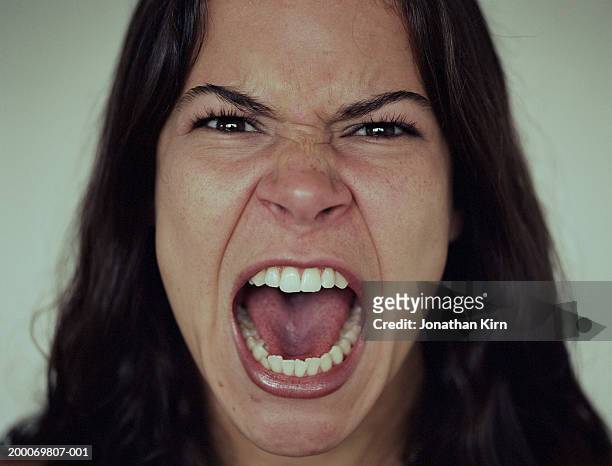 young woman screaming, close-up - woede stockfoto's en -beelden