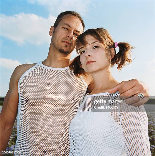 couple outdoors, man with arm around woman's shoulder, portrait - camiseta de rede - fotografias e filmes do acervo
