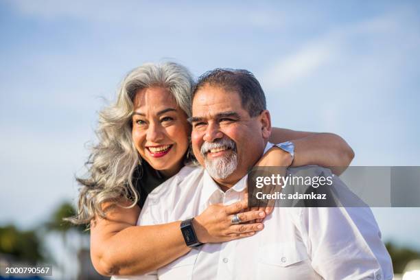 senior couple mexicain piggyback à la plage - mannequin grande taille photos et images de collection