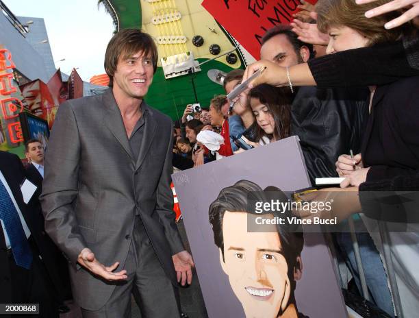 Actor Jim Carrey attends the premiere of "Bruce Almighty" at Universal Studios on May 14, 2003 in Hollywood, California.