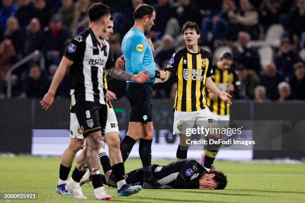 Jordy Bruijn of Heracles Almelo injured during the Dutch Eredivisie match between Heracles Almelo and Vitesse at Erve Asito on February 10, 2024 in...