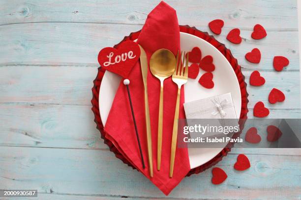 valentines day table setting - valentines table setting stock pictures, royalty-free photos & images