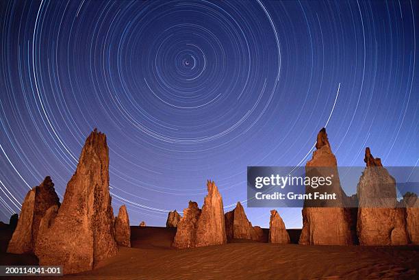 australia, pinnacles national park, rock formations and star trails - sternenspur stock-fotos und bilder