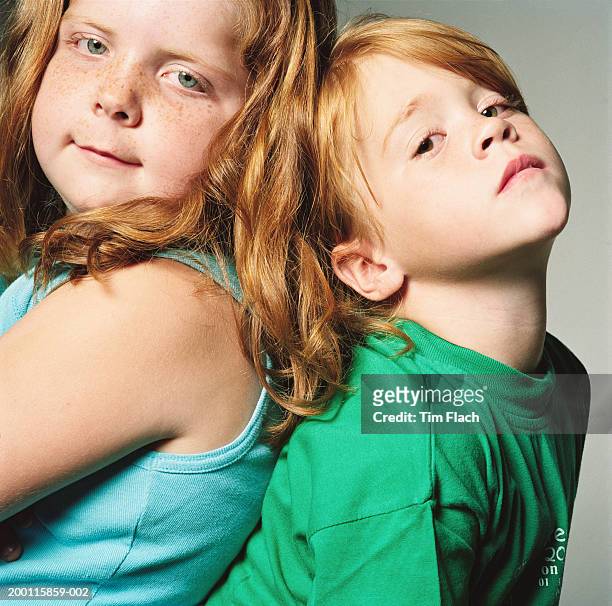 two girls (6-10) back to back, portrait, close-up - tim flach stock-fotos und bilder