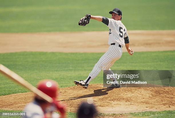 baseball pitcher preparing to pitch ball to batter - lanceur de baseball photos et images de collection