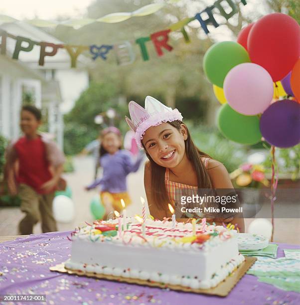 girl (9-11) at birthday party, leaning over birthday cake, portrait - geburtstag 11 stock-fotos und bilder