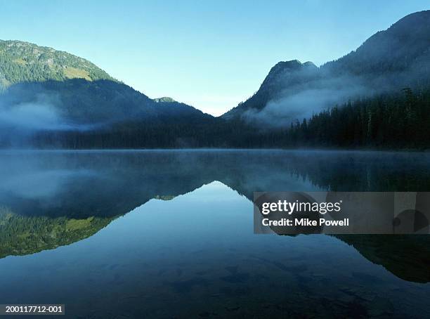 canada, british columbia, whistler, madely lake, cover with fog - effet miroir photos et images de collection