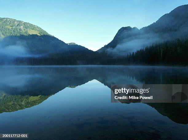 canada, british columbia, whistler, madely lake, cover with fog - weerkaatsing stockfoto's en -beelden