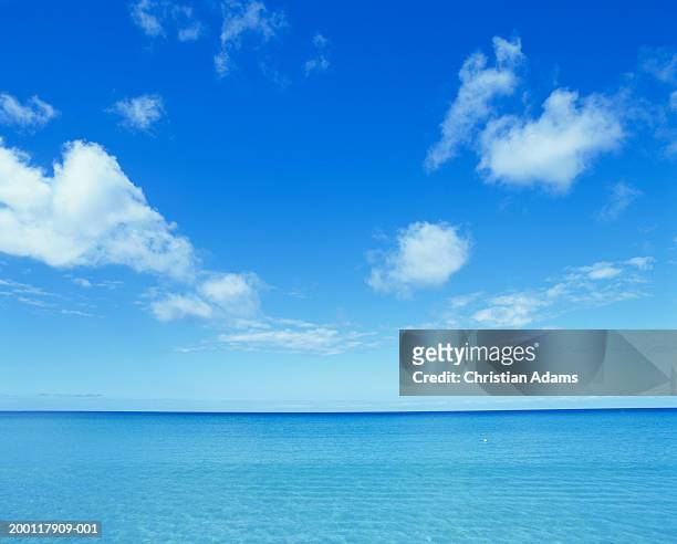cloudy sky over ocean - linha do horizonte sobre água - fotografias e filmes do acervo