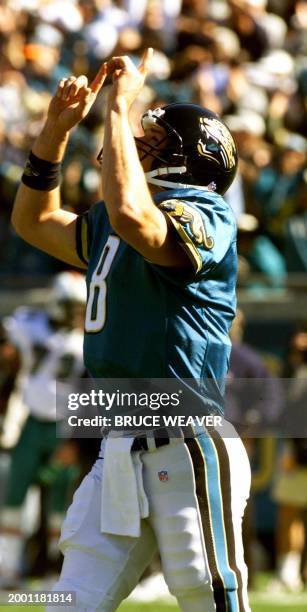 Jacksonville Jaguars quarterback Mark Brunnell signals a touchdown 15 January 2000 in an AFC divisional playoff game agains the Miami Dolphins in...