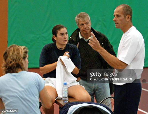 Le capitaine de l'équipe de France de tennis Guy Forget donne des instructions à la joueuse de tennis Emilie Loit et Stéphanie Cohen-Aloro sous les...