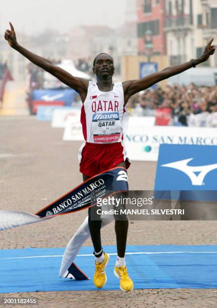 Kenyan-born Hassan Mubarak Shani of Qatar crosses the finish line to win the 20th edition of the Venice Marathon, 23 October 2005. Starting from the...