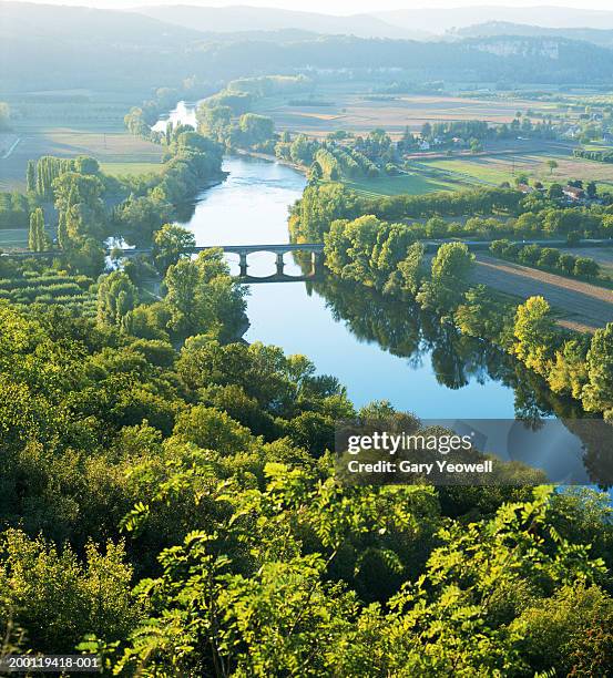 france, dordogne, bridge across the river dordogne, elevated view - dordogne fluss stock-fotos und bilder