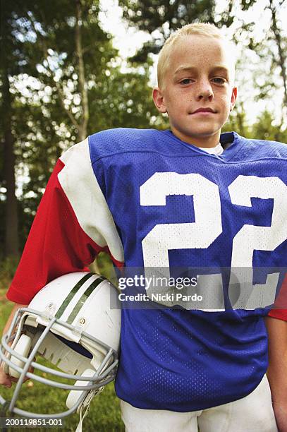 teenage boy (14-16), wearing football uniform, close-up - footballtrikot stock-fotos und bilder