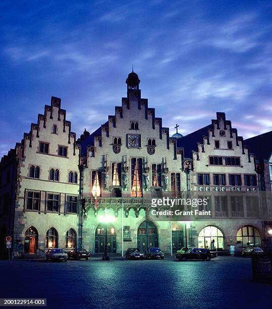 germany, frankfurt, townhall at night - frankfurter römer stock-fotos und bilder