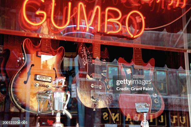 stores reflected in guitar shop window with neon sign - v memphis foto e immagini stock