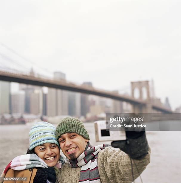 usa, new york, brooklyn, couple taking picutre on promenade - travel2 stock pictures, royalty-free photos & images