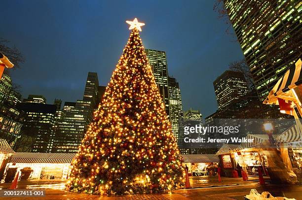 usa, new york city, bryant park, illuminated christmas tree, night - bryant park christmas tree lighting stock pictures, royalty-free photos & images