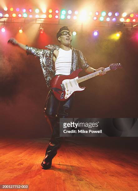 guitar player performing on stage - músico pop fotografías e imágenes de stock