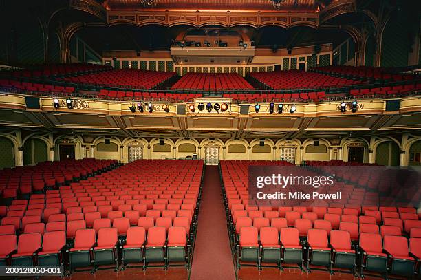 interior of empty theater - théâtre photos et images de collection