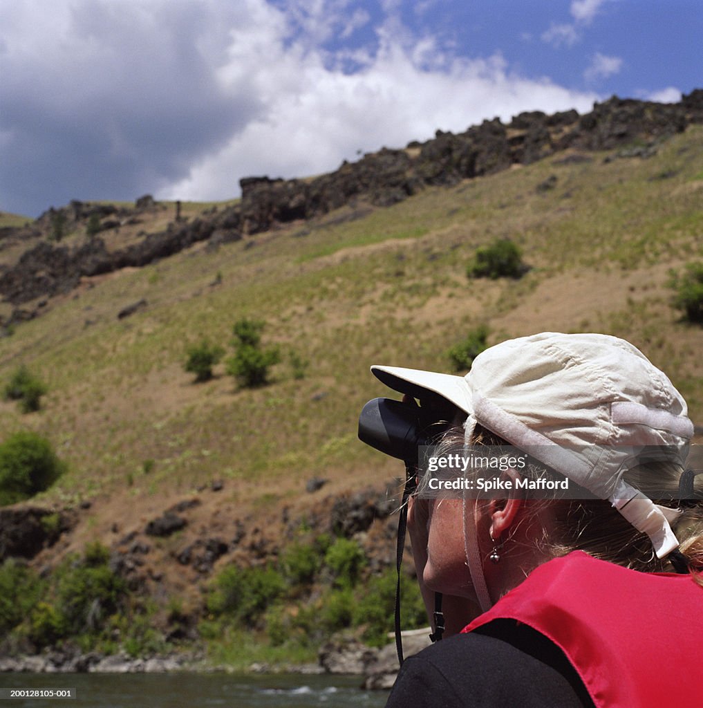 USA, Oregon, Walla Walla River, woman looking through binoculars