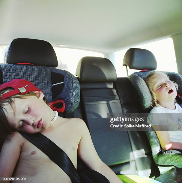 twin boy and girl (4-6) asleep in back of car - backseat bildbanksfoton och bilder