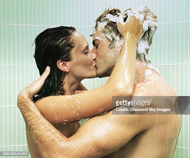 couple kissing in shower, woman shampooing man's hair - couples kissing shower photos et images de collection