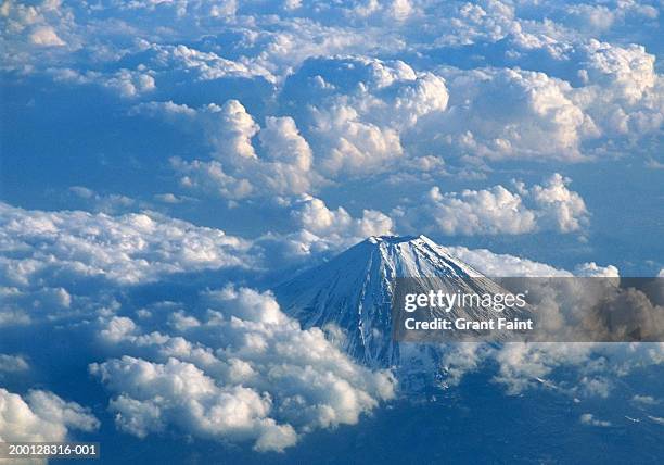 japan, yamanashi, mount fuji, aerial view - fuji stockfoto's en -beelden