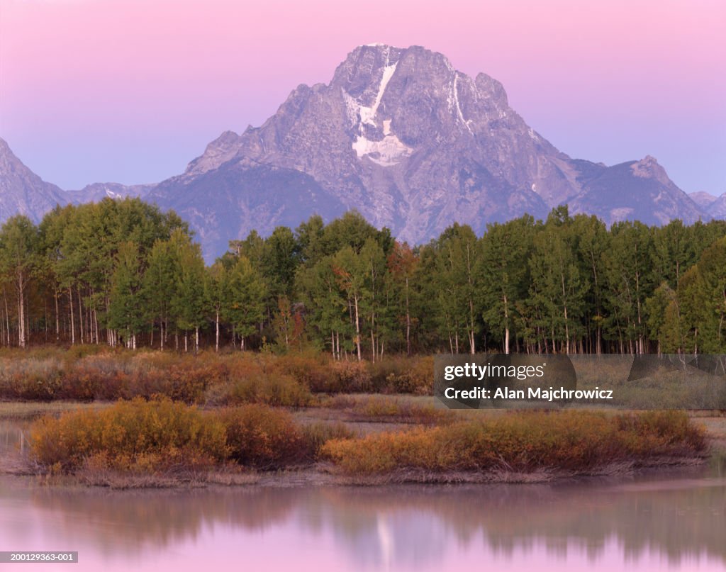 USA, Wyoming, Mount Moran and oxbow of Snake River in alpenglow