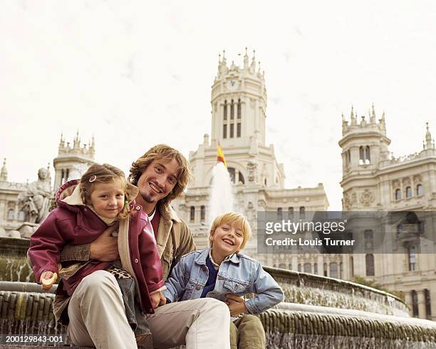 spain, madrid, plaza de la cibeles, man and children (3-6), portrait - madrid foto e immagini stock