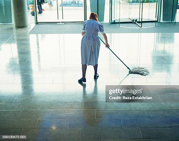 maid mopping hotel lobby floor - criado fotografías e imágenes de stock