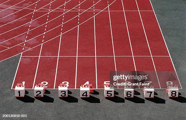 starting blocks on track, elevated view - 起跑架 個照片及圖片檔