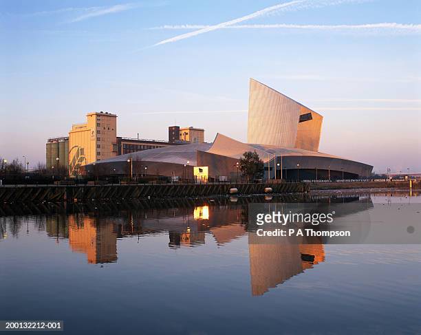 england, manchester, salford quays, buildings reflected in water, dawn - manchester inghilterra foto e immagini stock