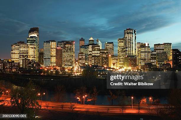 canada, alberta, calgary, skyline, dusk - generic location stock-fotos und bilder