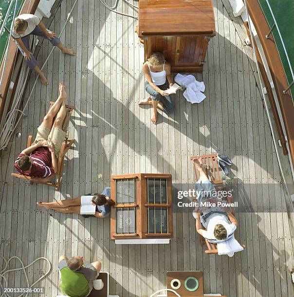 gruppe von freunden zum lesen auf deck des segelschiff, blickwinkel von oben - boat deck stock-fotos und bilder