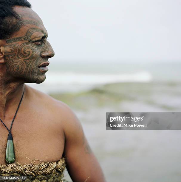 maori warrior with ta moko tattoo on face - maori stockfoto's en -beelden