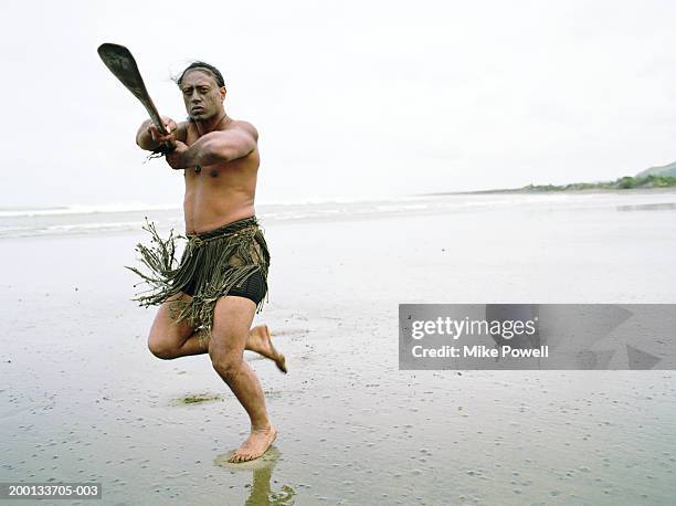 maori mann performing haka powhiri am strand - nordinsel von neuseeland stock-fotos und bilder