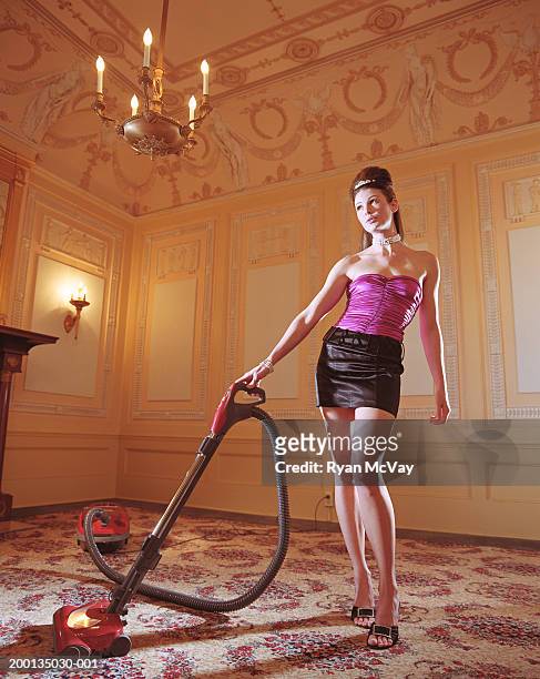 fashionably dressed woman vacuuming - beehive hair 個照片及圖片檔