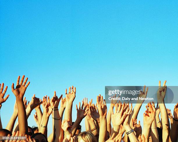 group of young people's hands raised, outdoors - braços no ar imagens e fotografias de stock