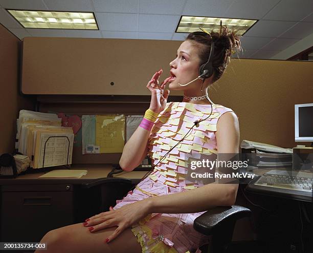 mujer en vestido hecho de insumos de oficina, en escritorio, usa - perder el tiempo fotografías e imágenes de stock